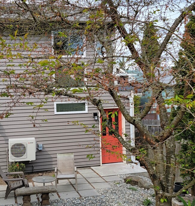 Patio y entrada a apartamento independiente con patio. - 336 N 73rd St