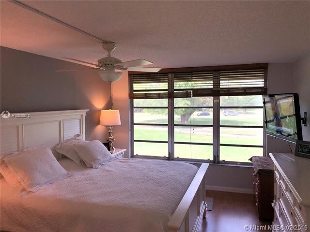 Foto del edificio - 4031 N Cypress Dr