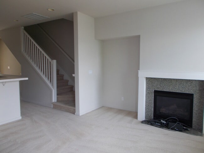 Building Photo - Lovely 2BR 1.75BA Issaquah Town Home, Perf...