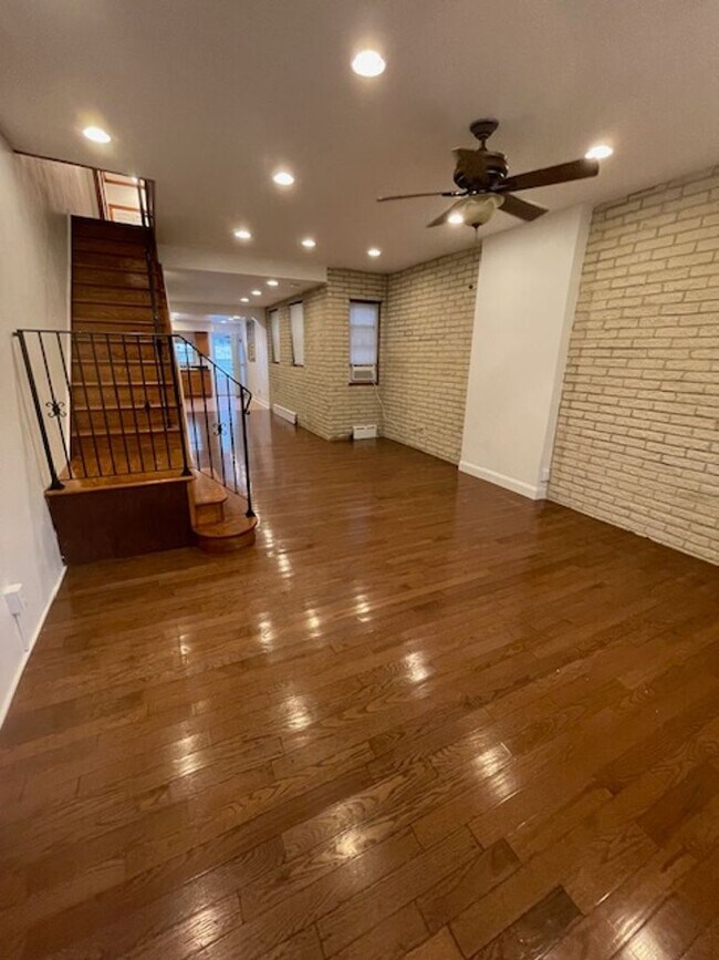 Building Photo - Huge 3 bed in Newbold South Philadelphia