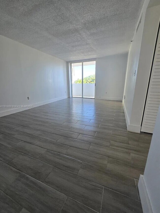 Foto del edificio - 80 S Shore Dr