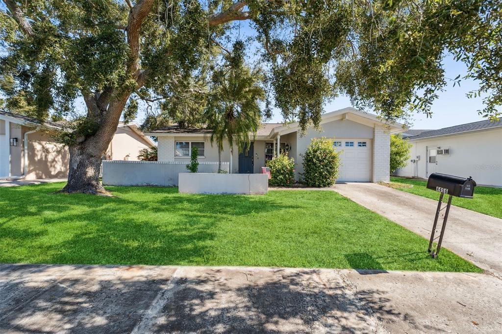 Foto principal - 4456 Great Lakes Dr N