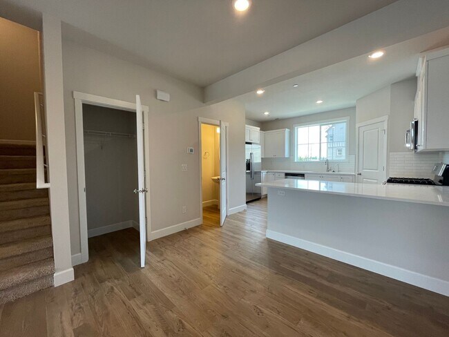Foto del edificio - Beaverton Brand New ~ 3 Bed 3.5 Bath TownH...