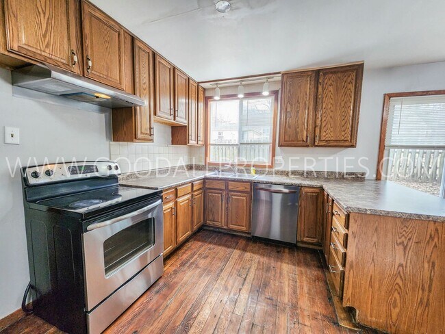 Building Photo - Great Deal !!! 4 Bedroom 1 Bath Home in De...