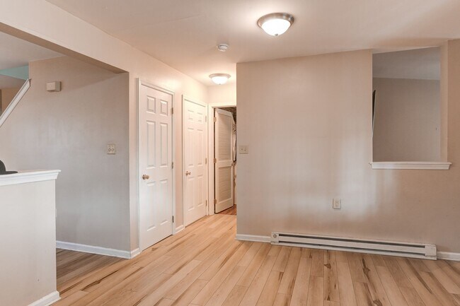 Building Photo - Three bedroom, one bathroom home in Dover