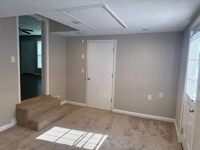Foto del edificio - Awesome 4 or 5 Bedroom with 1.5 bath