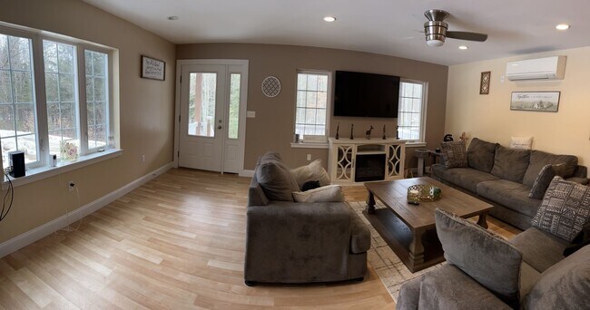Building Photo - Spacious 2 Bed, 2.5 Bath Unit in Strafford