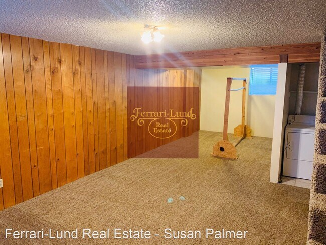 Building Photo - 3 br, 2.5 bath House - 1410 E 9th Street #1