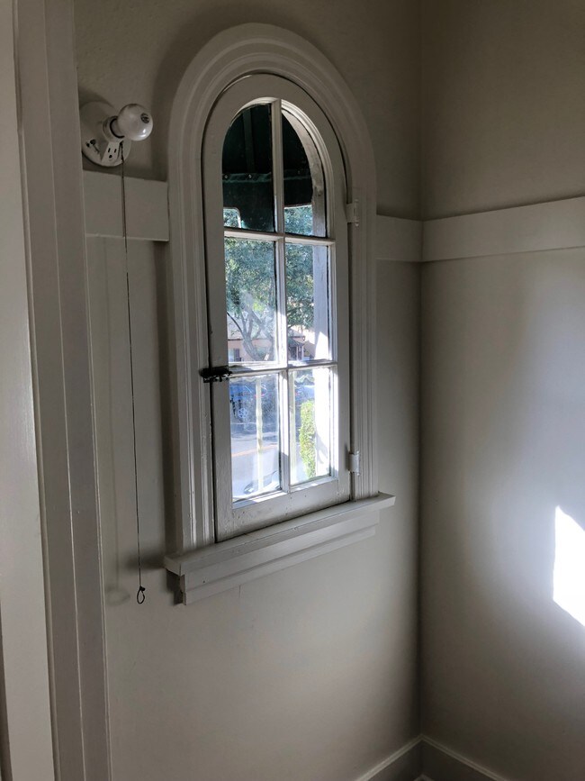 Más vestidores - 1134 N Gardner St