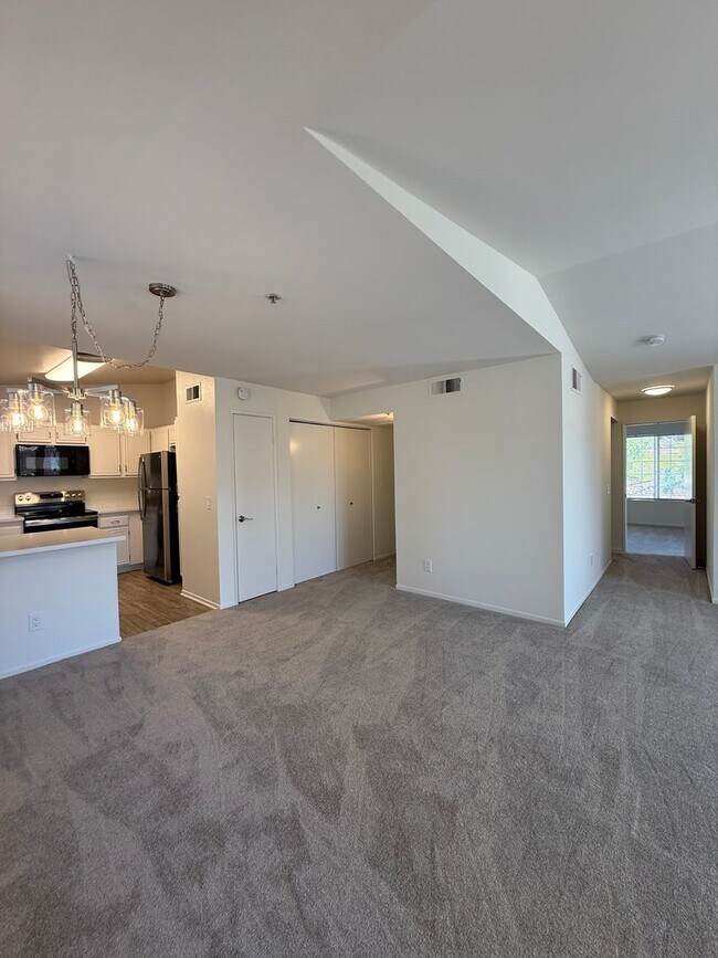 Building Photo - Terrific 2Br/2Ba Condo in gated community of Morada in Rancho Bernardo - Updated 2nd floor