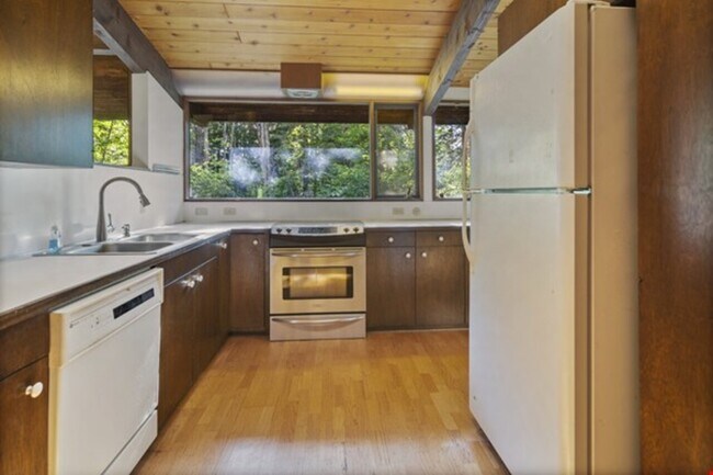 Building Photo - 1391 Ellis Hollow Rd