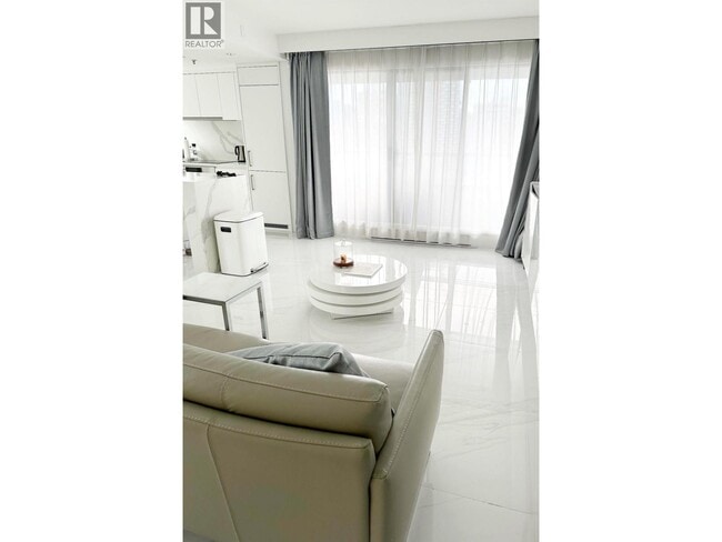 Building Photo - 1060 Alberni St