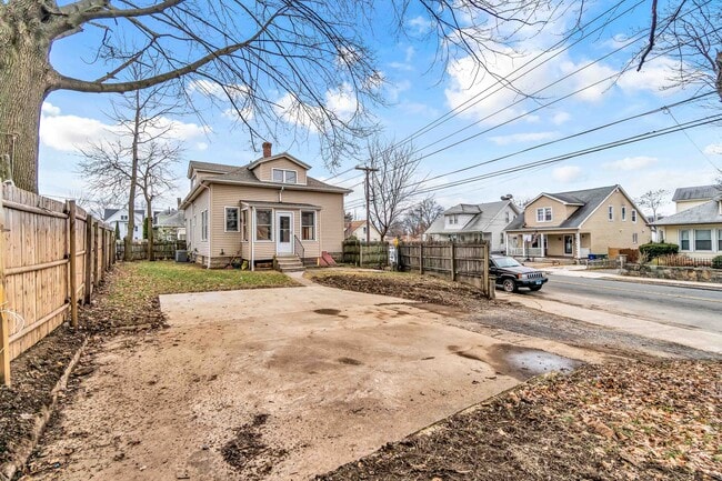 Building Photo - 208 Rocton Ave