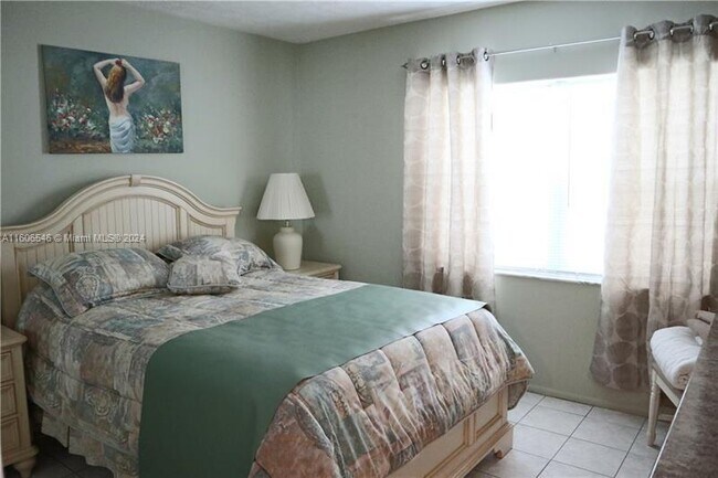 Building Photo - 221 SE 9th Ave