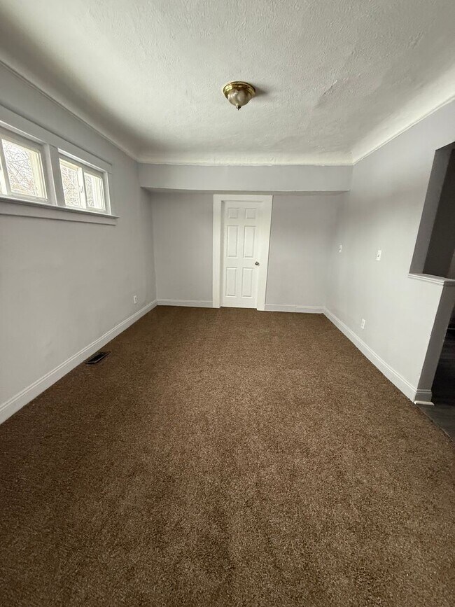 Foto del edificio - 3bd Single S. Collinwood Vouchers Only