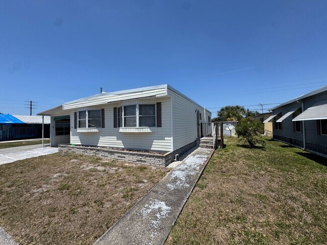 Building Photo - 1111 49th Ave Terrace W