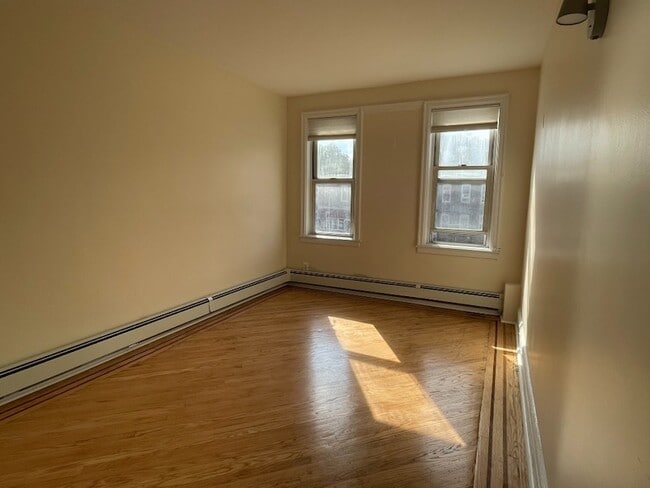 Building Photo - 682 E 42nd St