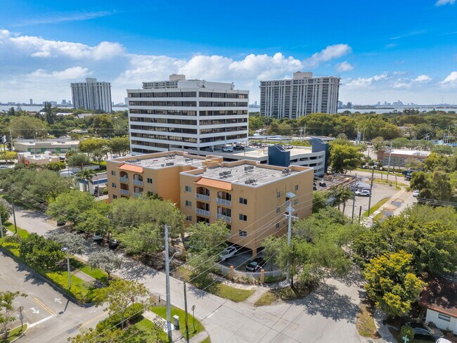 Foto del edificio - 1300 NE 109th St