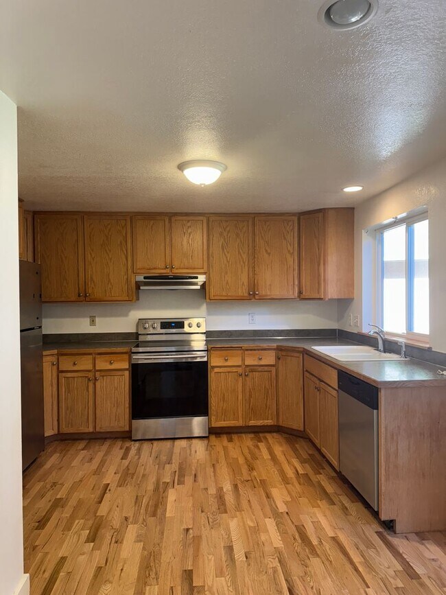 Building Photo - Lovely one story home 4 bedrooms plus gues...