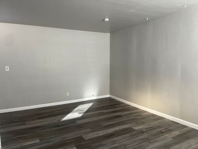 Building Photo - Well located 1 Bedroom near the Nugget