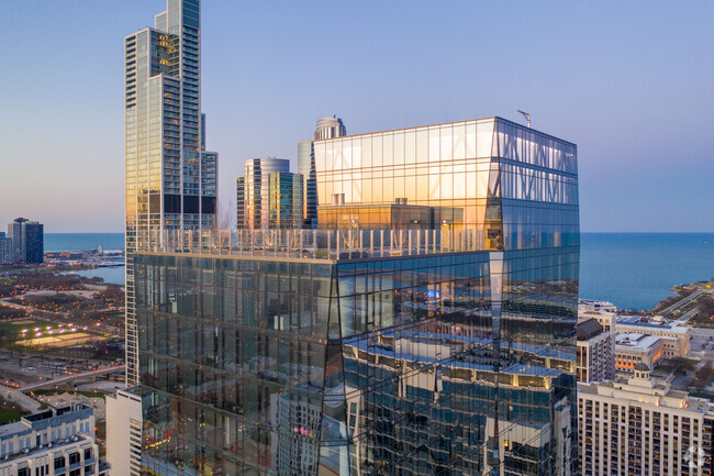 Rooftop deck - Arrive Michigan Avenue