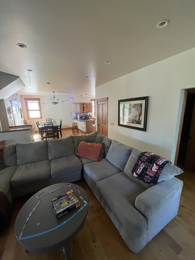 Foto del edificio - Shared living – Private room and bathroom in downtown Carbondale home