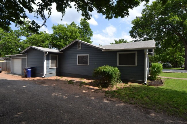 Building Photo - East Austin Home- Available for August!