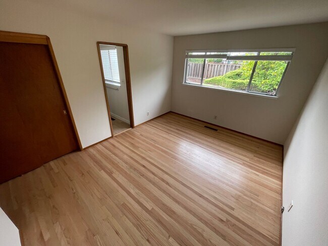 Foto del edificio - $3,790 / 3b/2bth - COMPLETELY REMODELED HO...
