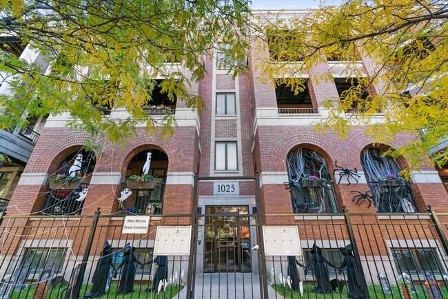 Building Photo - 1025 W Monroe St