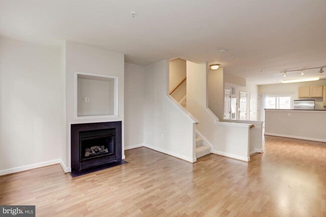 Building Photo - 42514 Mayflower Terrace