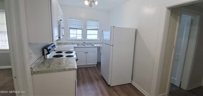 Building Photo - 2050 Dellwood Ave