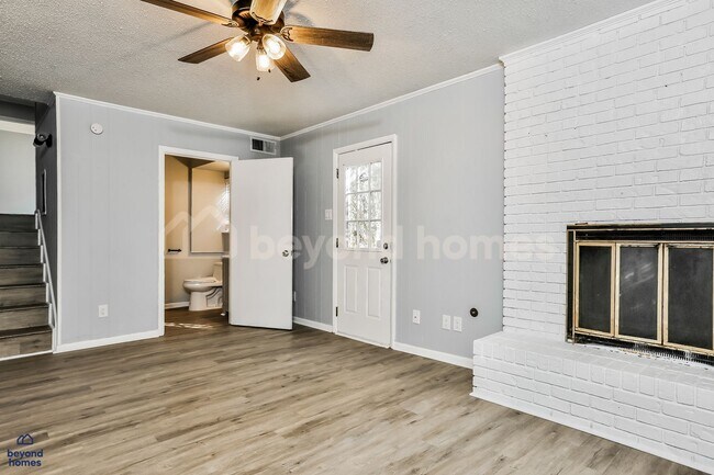 Foto del edificio - Beautifully Modernized Home with 3 bedroom / 2 full bath and 1,846 sq feet of space!