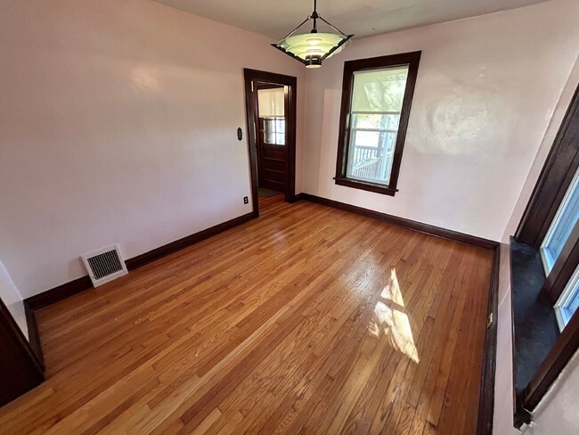 Foto del edificio - Charming 2-Bed Gem in St. Louis with 966 S...