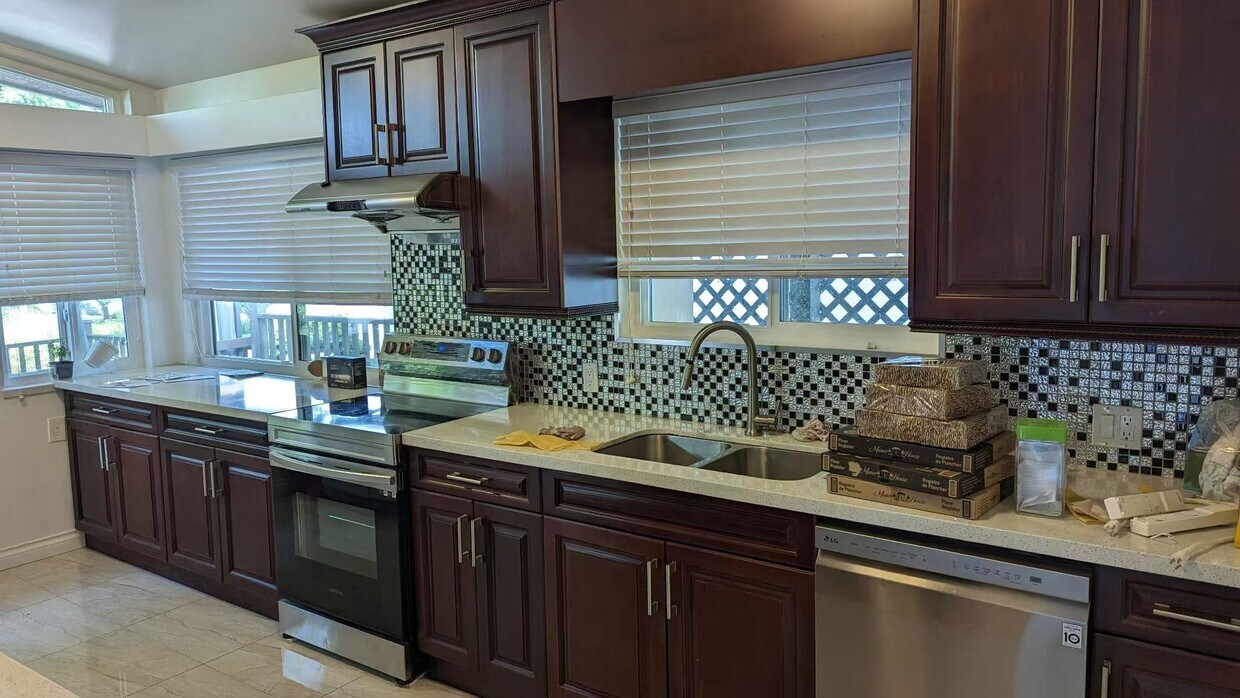 Building Photo - 7192 Paulus Crescent