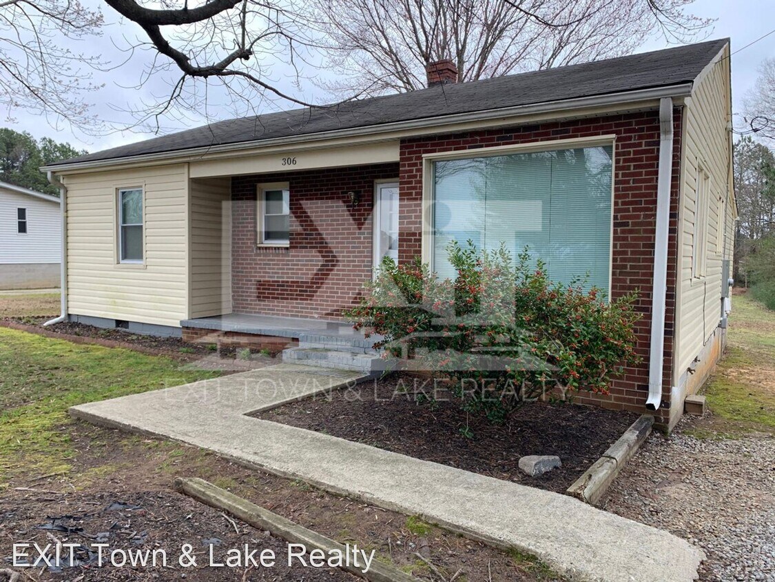 Primary Photo - 3 br, 1 bath House - 306 N. Main St.