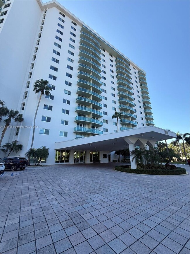 Foto del edificio - 19380 Collins Ave