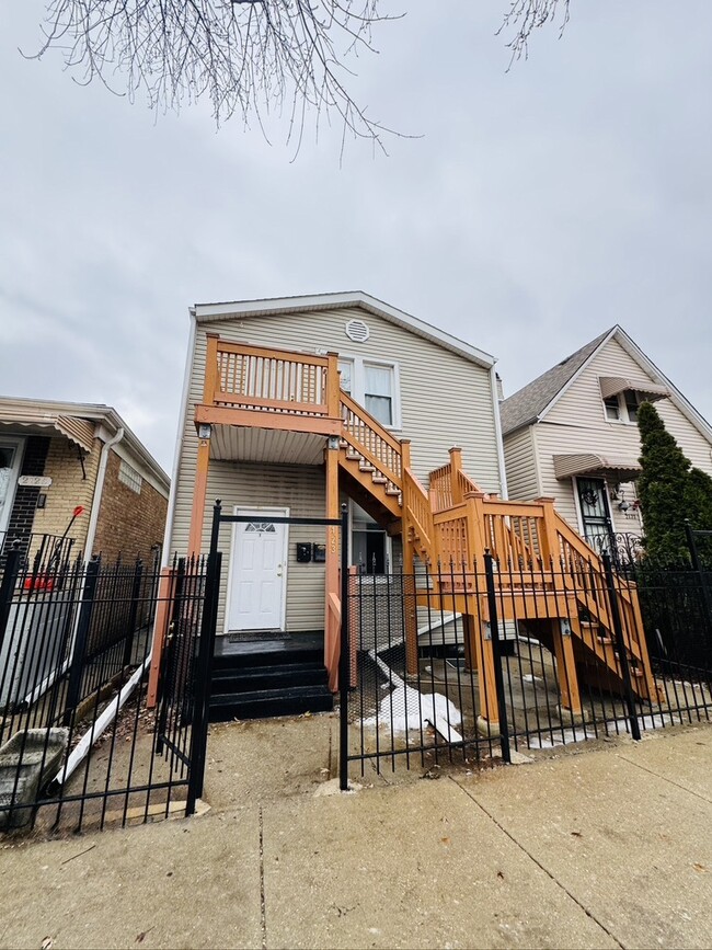 Building Photo - 2123 N Mango Ave