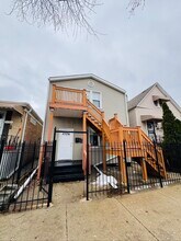 Building Photo - 2123 N Mango Ave