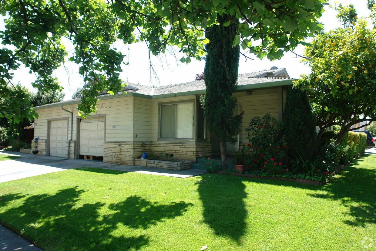 Primary Photo - Duplex