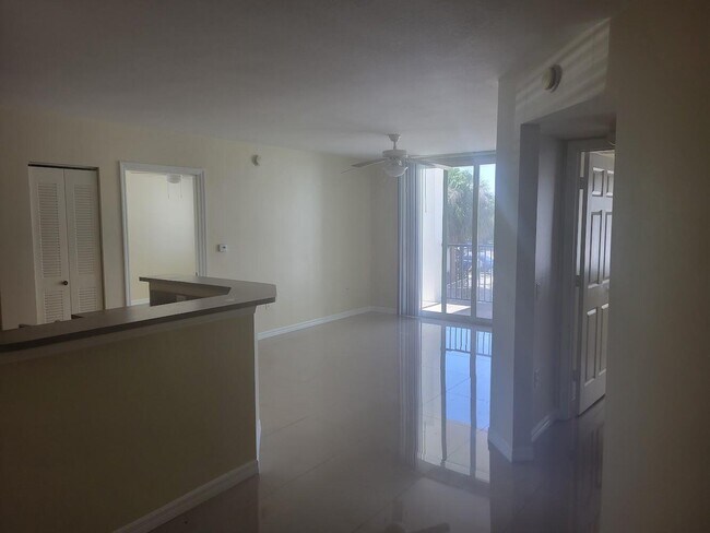 Building Photo - 1310 Villa Cir