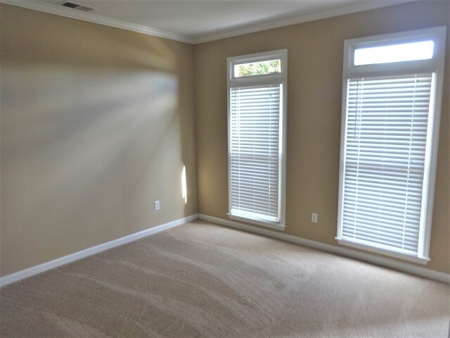 Building Photo - 400 English Ivy Way