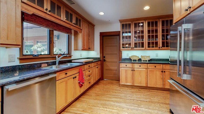 Foto del edificio - Impeccably restored Craftsman Securely Gated and Hedged for Privacy!