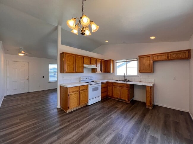 Building Photo - Cute Home in Donner Trail Estates.