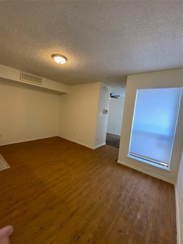 Foto del edificio - 9833 Walnut St