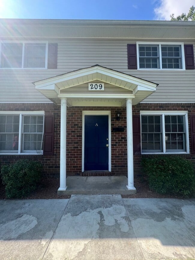 Foto del edificio - Two bedroom, 1.5 bath in Graham--McAden Place