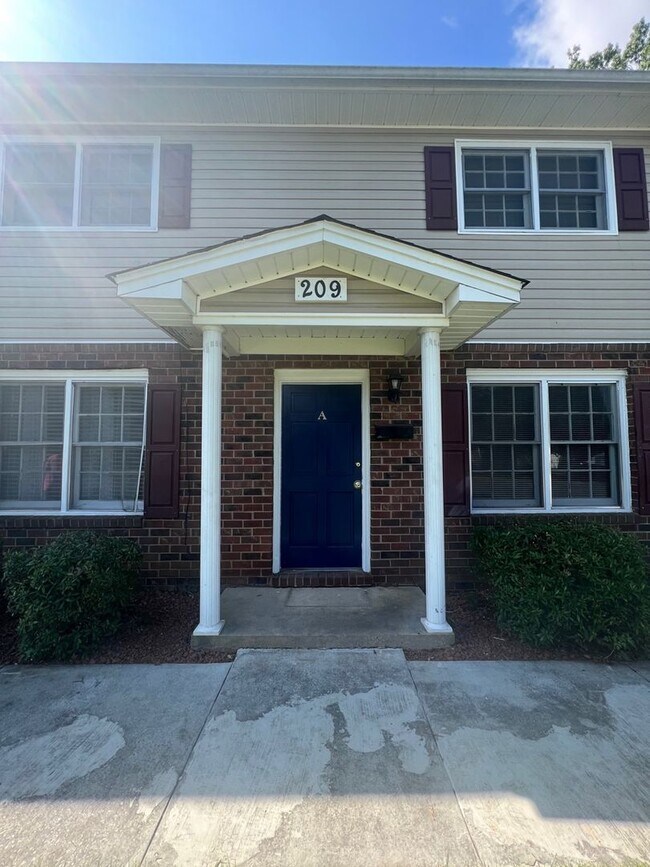 Building Photo - Two bedroom, 1.5 bath in Graham--McAden Place