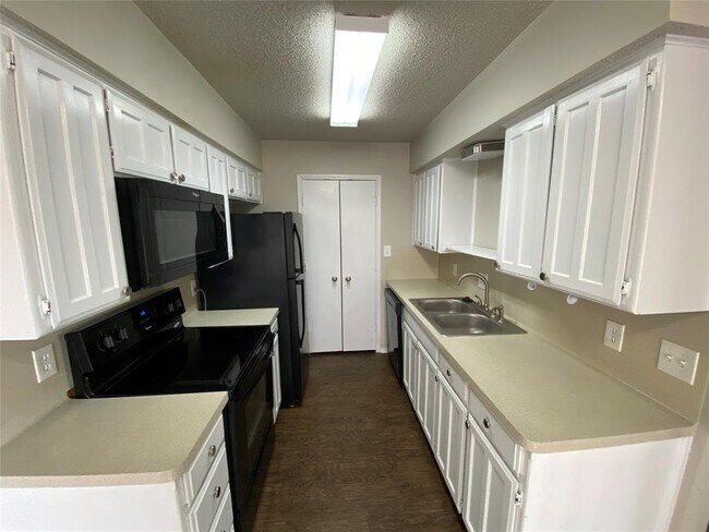 Foto del edificio - 5912 Holiday Ln