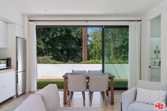 Foto del edificio - 5263 Dahlia Dr