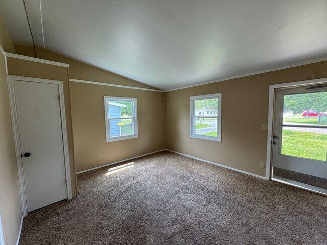 Foto del edificio - Spacious 3 Bedroom Home in Milan with Large Yard and Garage