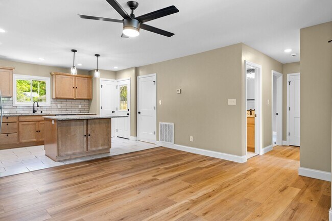 Building Photo - Maryville 37804 - 100% Newly Renovated, 3 ...